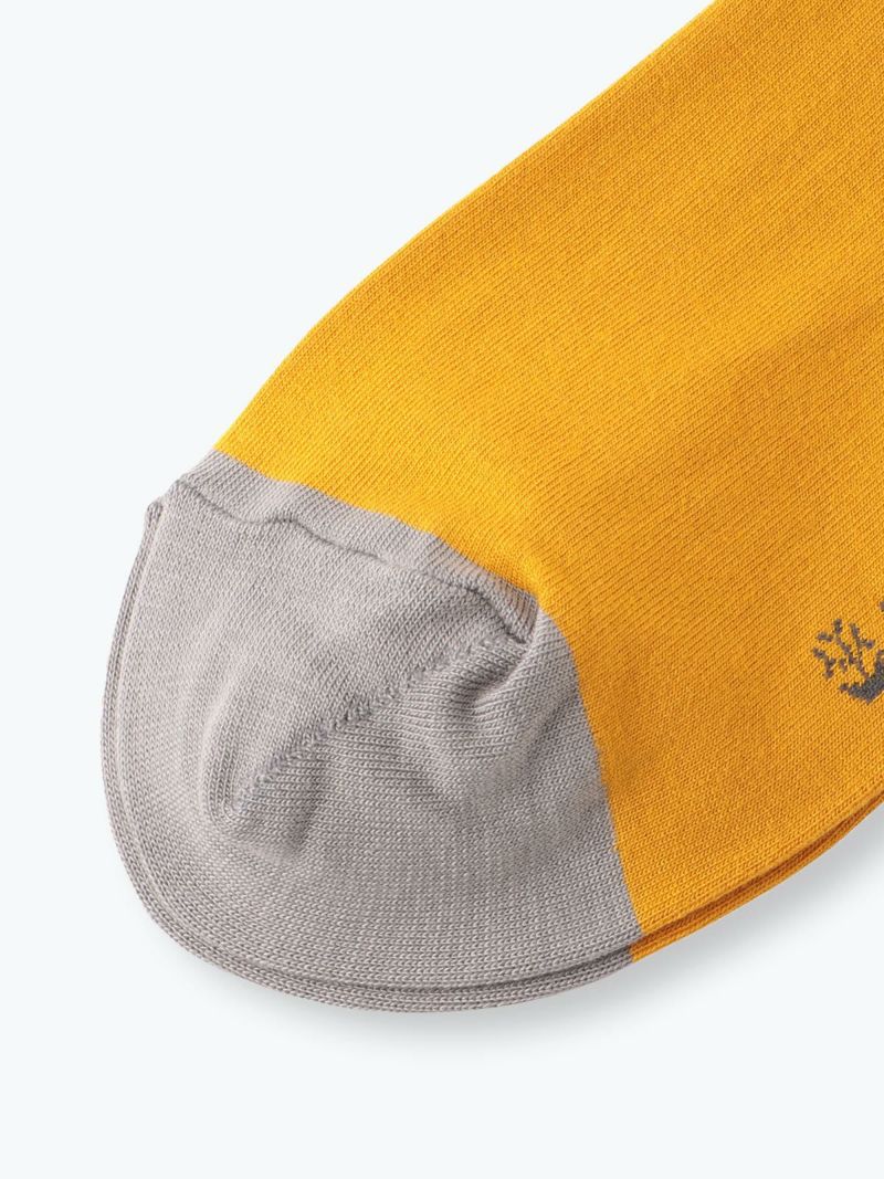 CHANELカシミヤ靴下 Socks - Mixed fibers & silk, white, beige & golden — Fashion