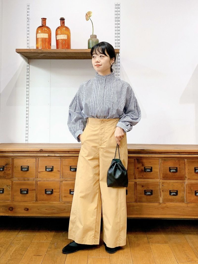 ラスト1点】【衿フリルにピンタックが印象的で1枚で様になる