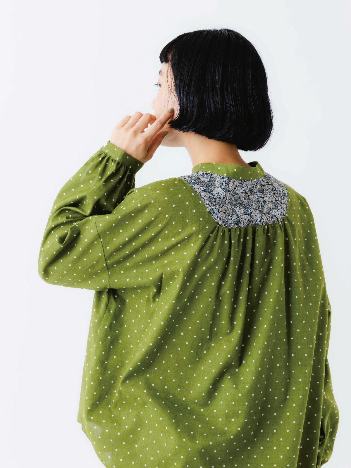 ラスト1点】LIBERTY×ドット前後ヨーク切替バンドカラーブラウス